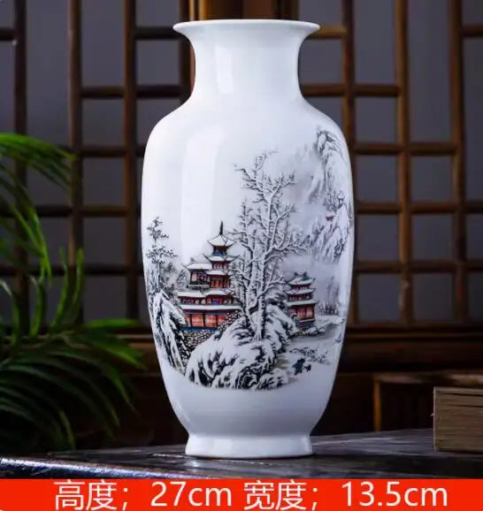 Vase décoratif en porcelaine blanche avec un motif de paysage enneigé japonais comprenant une pagode traditionnelle.