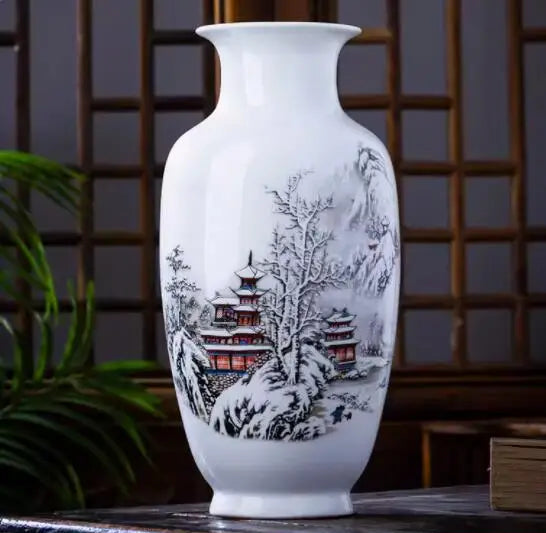 Vase décoratif en porcelaine blanche avec un motif de paysage enneigé japonais comprenant une pagode traditionnelle.