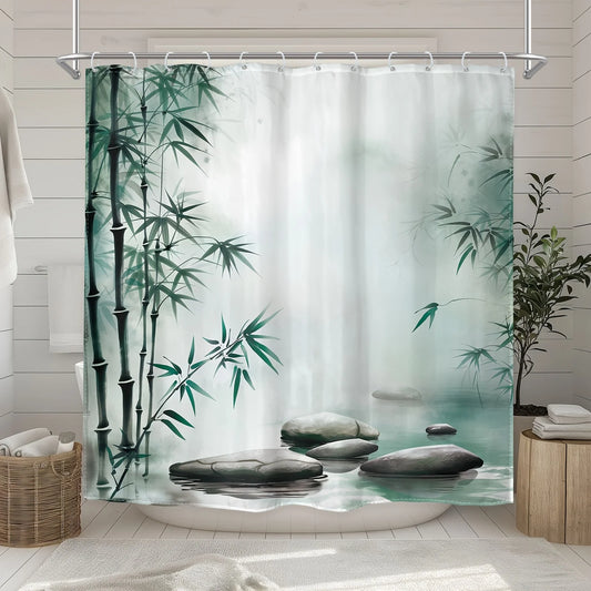 Rideau de douche zen avec motif bambou et galets, suspendu dans une salle de bain boisée à l'ambiance naturelle.