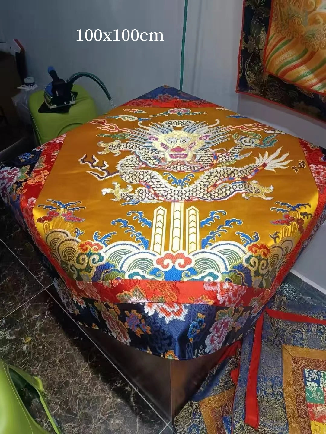 tapis traditionnel brodé patchwork géométrique couleurs vives élégant table manger