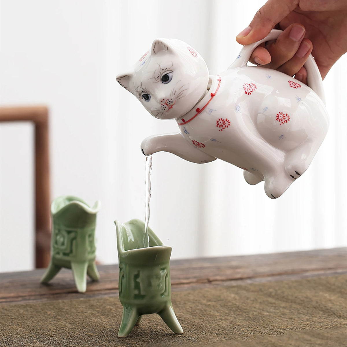 théière céramique forme chat motifs floraux tasses fleurs figurine chat blanc rouge bleu