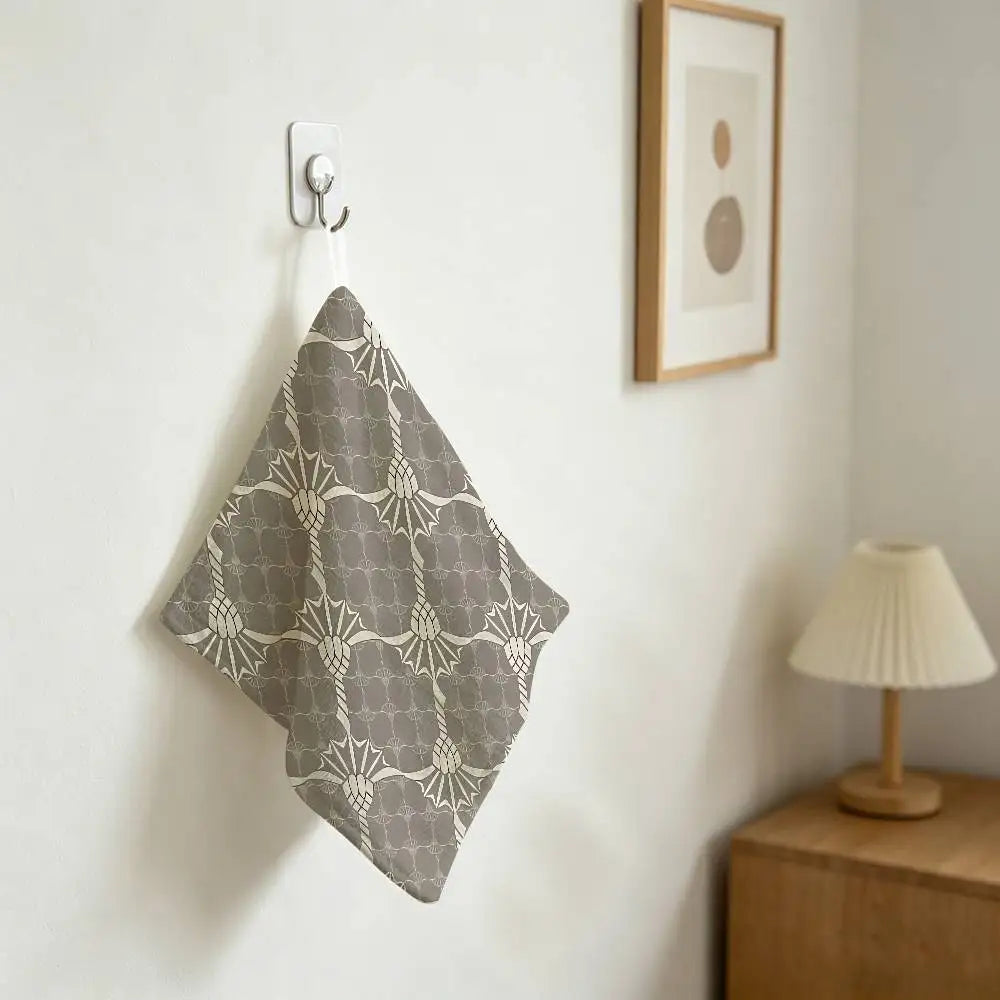 serviette toilette gris motif géométrique moderne crochets salle bain cuisine