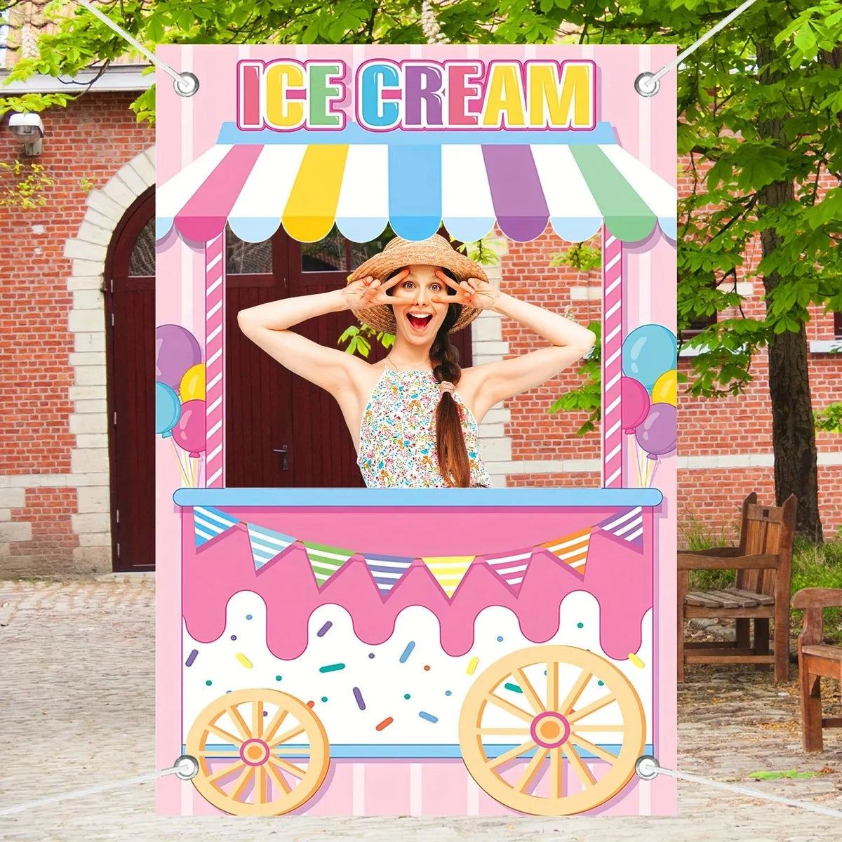 cadre photo anniversaire ice cream rayures confettis guirlande roues chariot enfantin decorations bannières