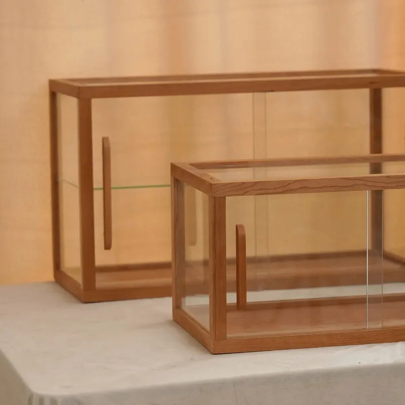 boîte vitrée bois clair verre transparent moderne minimaliste poignées exposé collection deco intérieur élégant
