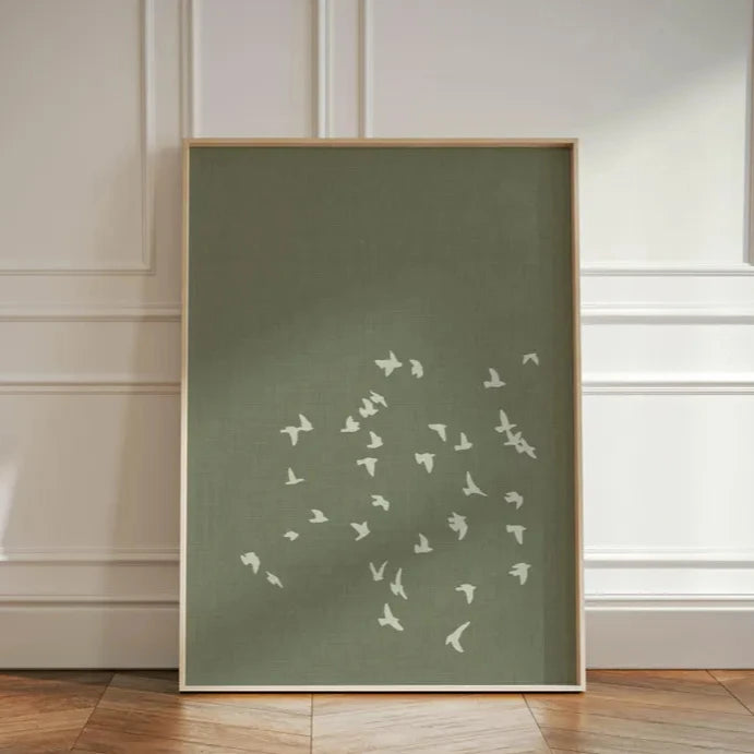 toile art minimaliste oiseaux blancs volants vert olive cadre bois décoration salon
