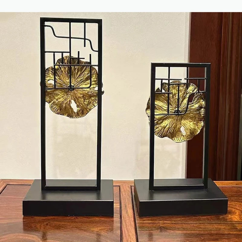 sculpture décorative moderne noir doré feuille stylisée brillante contemporaine minimaliste base carrée structure métallique