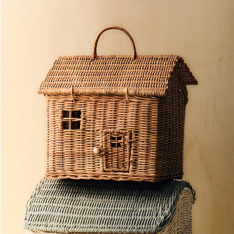 panier osier tressé naturel rustique poignées artisanal enfantine maisonnette porte fenêtre