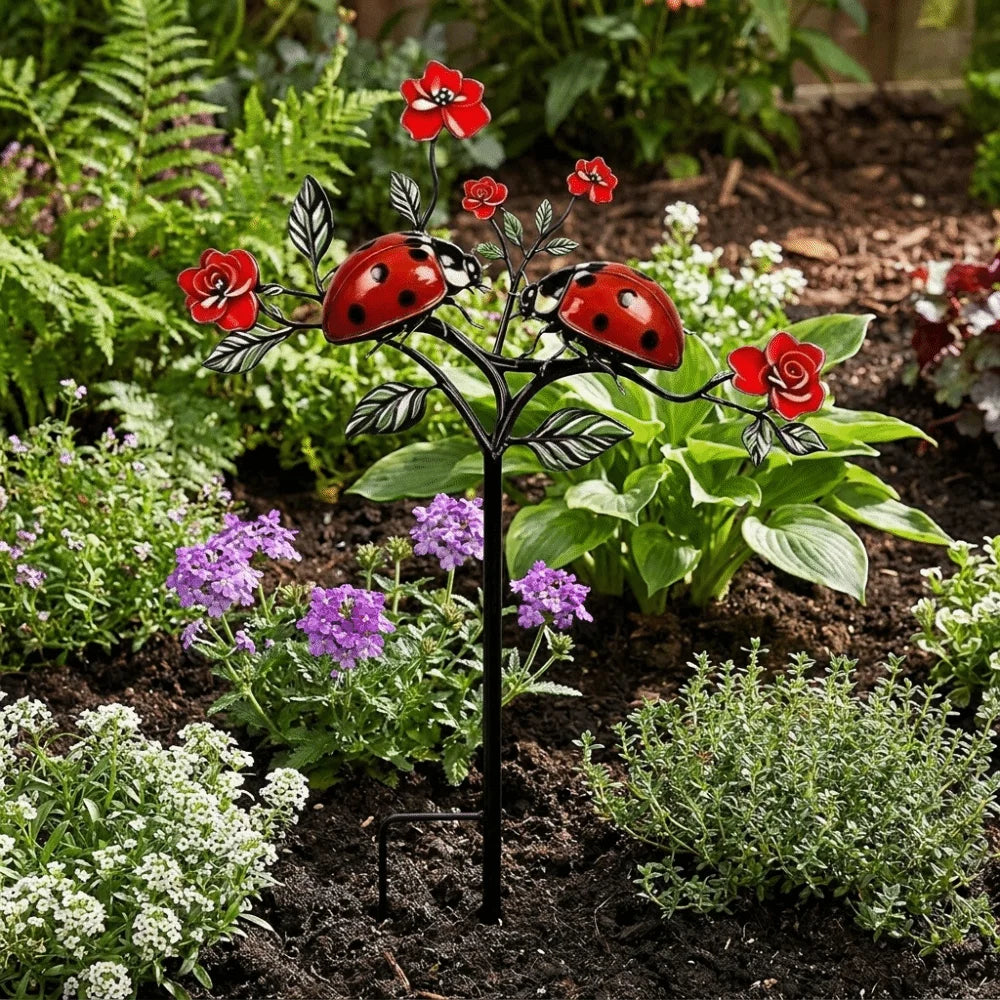 sculpture jardin moderne motifs fleurs insectes stylisés rouge noir vert blancextérieur decoration amusante fait