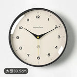 horloge murale quartz aiguille sourdine salon minimaliste visage unique fond blanc numéros noirs cadre
