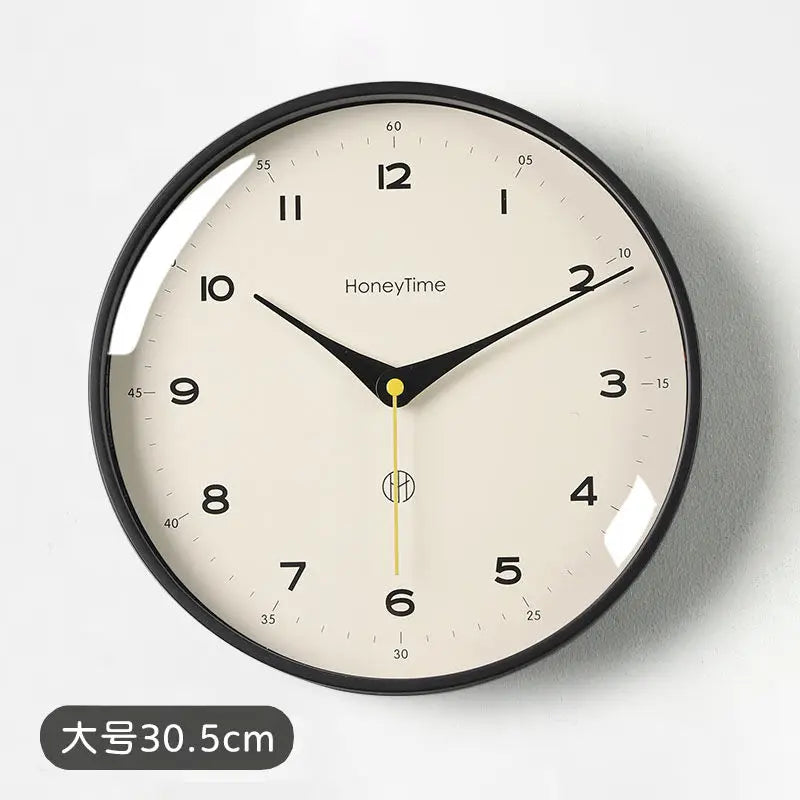 horloge murale quartz aiguille sourdine salon minimaliste visage unique fond blanc numéros noirs cadre