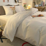 Housse de couette blanche dans une chambre décorée avec style