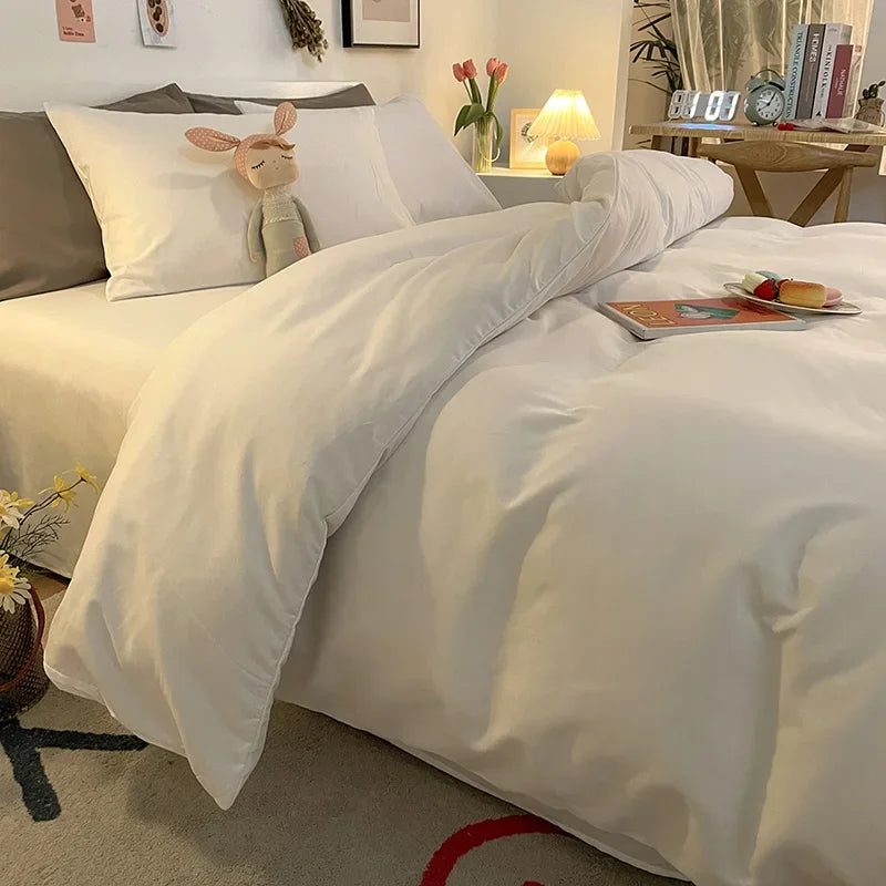 Housse de couette blanche dans une chambre décorée avec style