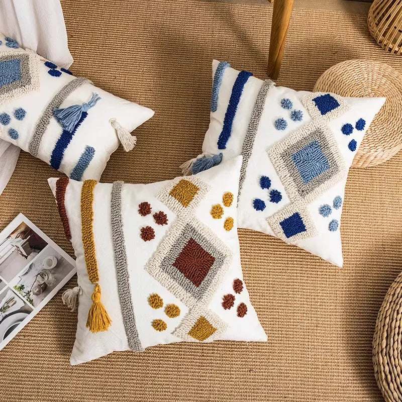 housse coussin carré boho chic motifs géométriques pompons couleur neutres décor maison