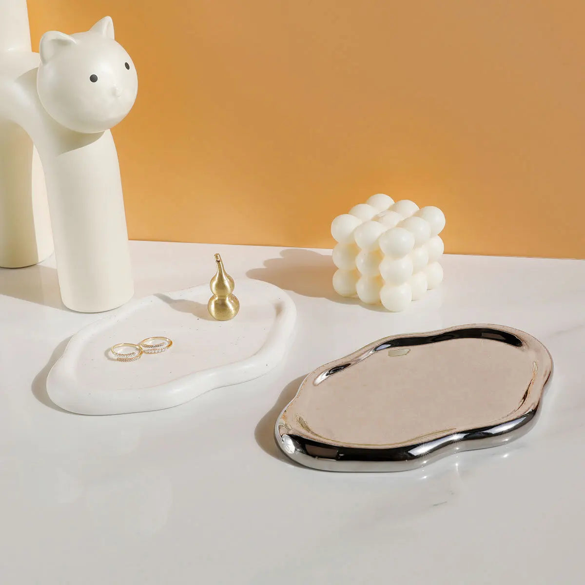 assiette céramique blanche dorée support bijoux moderne élégant plateforme rangement blanc doré mat brillant