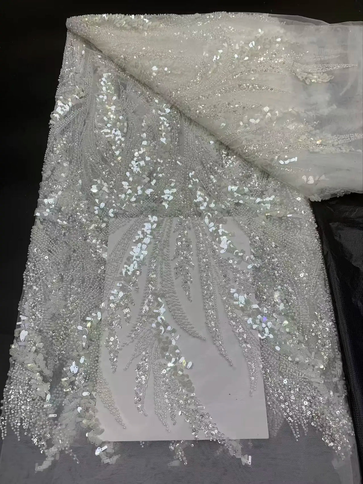 tissu dentelle polyester feuilles stylisées rouge élégant orné mariage fête