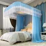 Une chambre à coucher somptueuse avec un lit à baldaquin bleu et blanc, créant une atmosphère romantique et raffinée.