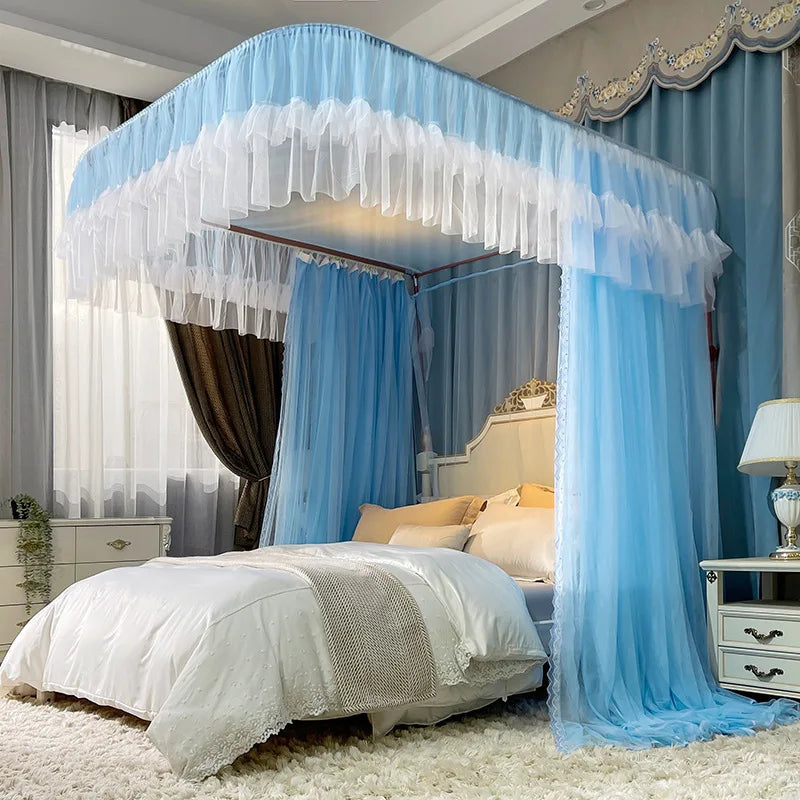 Une chambre à coucher somptueuse avec un lit à baldaquin bleu et blanc, créant une atmosphère romantique et raffinée.