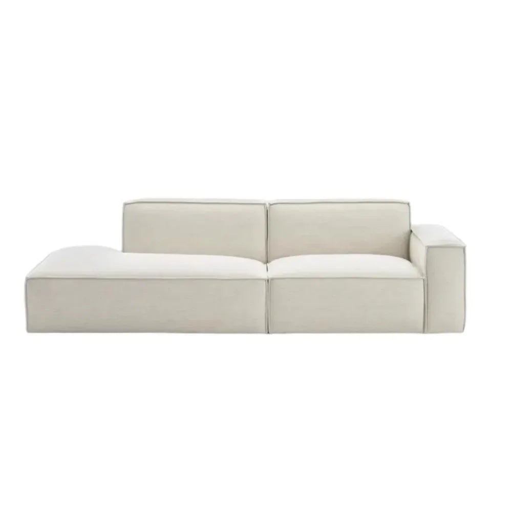 canapé d'angle moderne beige clair uni confortable salon minimaliste inclusion coussins tapis