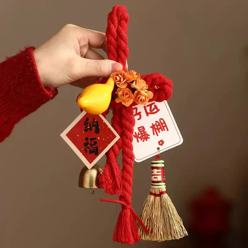 décorations festives couronnes traditionnelles rouge blanc doré pompons rubans texte chinois nouvelle année