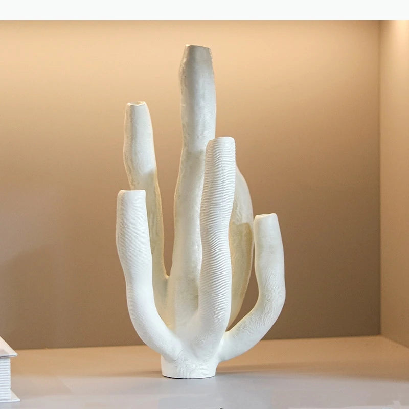 sculpture décorative abstraite organique blanche texturée rainures verticales moderne ornement chambre