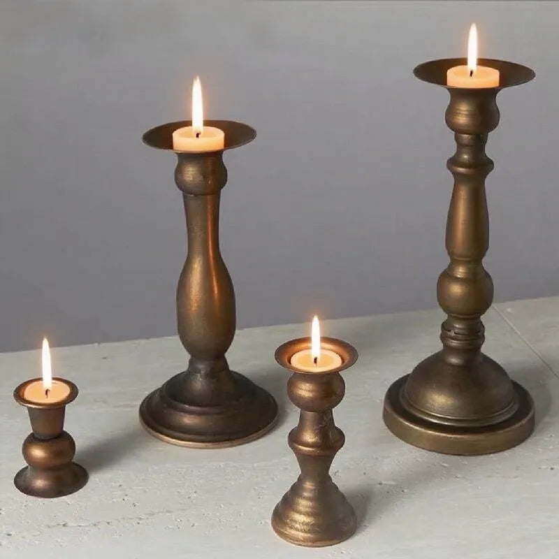 bougeoirs classiques bronze finement sculptés décoration maison vintage élégants fixations