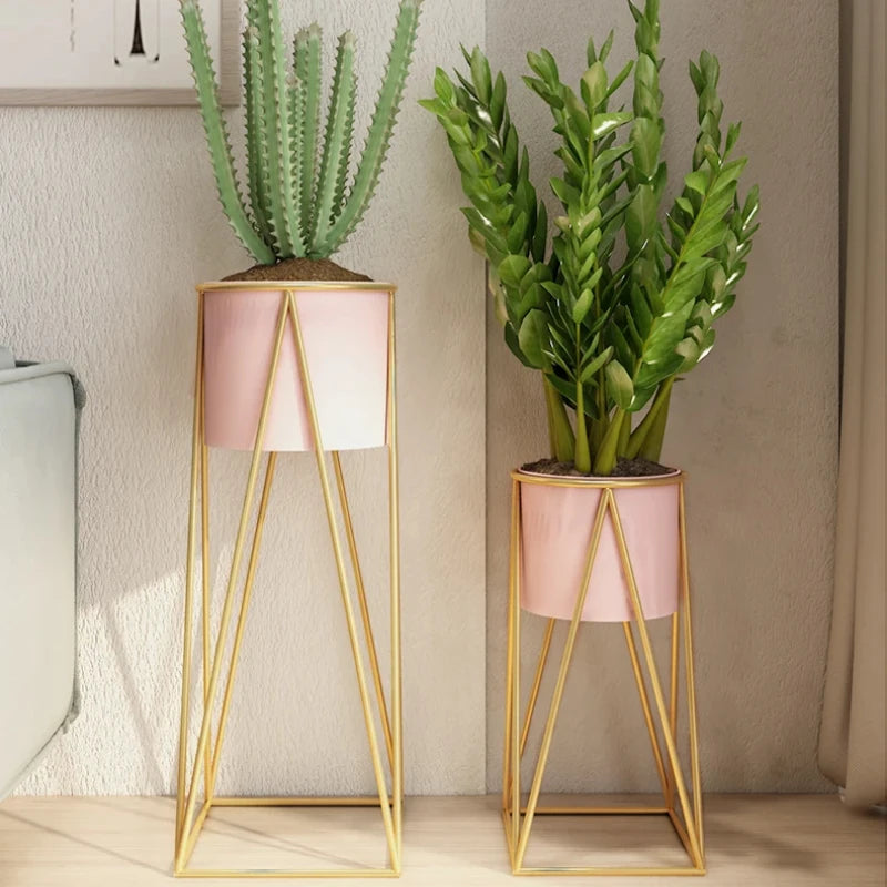 Support de plante en métal violet dans un salon moderne