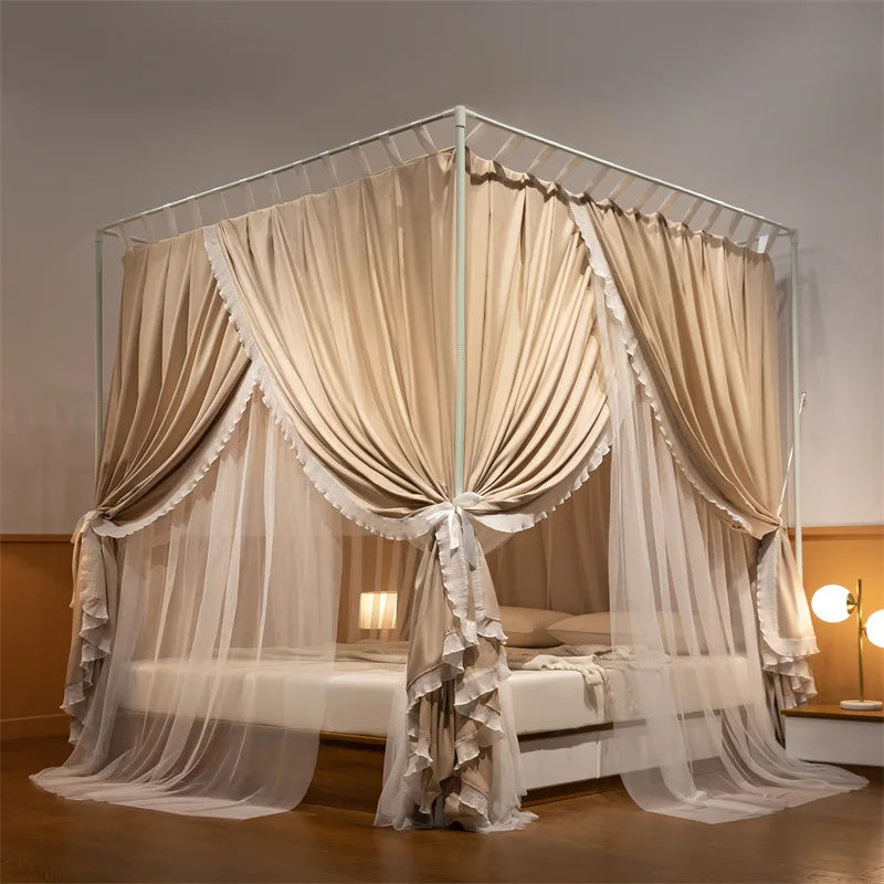 Lit à baldaquin romantique et élégant avec rideaux beiges drapés, créant une atmosphère intimiste et cocooning dans la chambre.