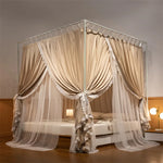 Lit à baldaquin romantique et élégant avec rideaux beiges drapés, créant une atmosphère intimiste et cocooning dans la chambre.