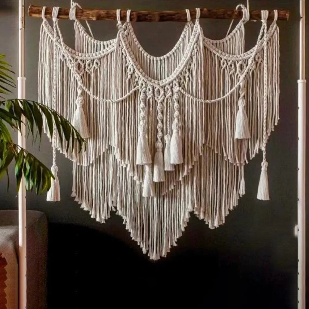 tapisserie macramé boho chic motifs géométriques franges beige clair tige bois crochets métalliques
