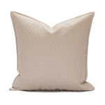 Coussin décoratif beige avec un motif géométrique abstrait, offrant une touche d'élégance et de raffinement à tout espace.