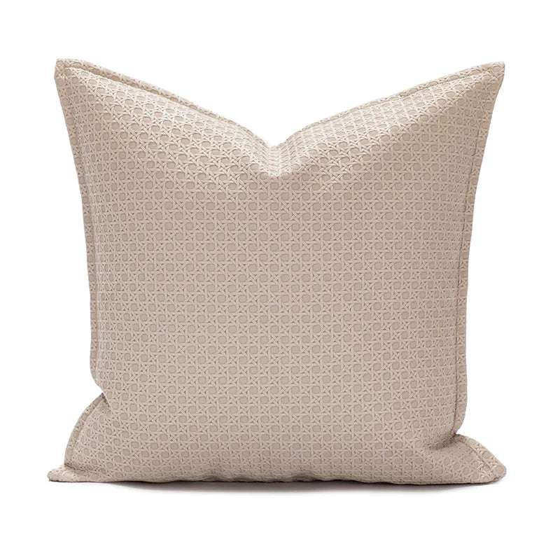 Coussin décoratif beige avec un motif géométrique abstrait, offrant une touche d'élégance et de raffinement à tout espace.