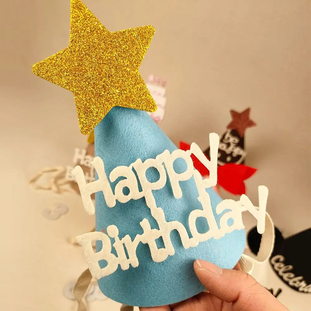 chapeau festif happy birthday étoiles dorées rubans pompons sourires