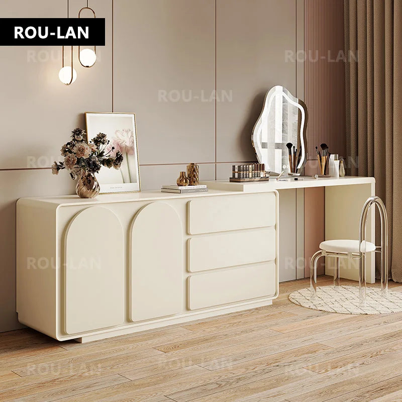 coiffeuse moderne minimaliste miroir rangement tiroirs blanc crème table maquillage tabouret tapis sculptures