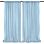 Des rideaux en voile bleu pastel, suspendus à une tringle, ornent la fenêtre de manière élégante et apaisante.