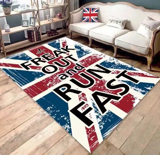 Ce tapis représente le drapeau britannique avec des motifs vintage, créant une ambiance patriotique et rétro dans cette pièce aménagée avec style.