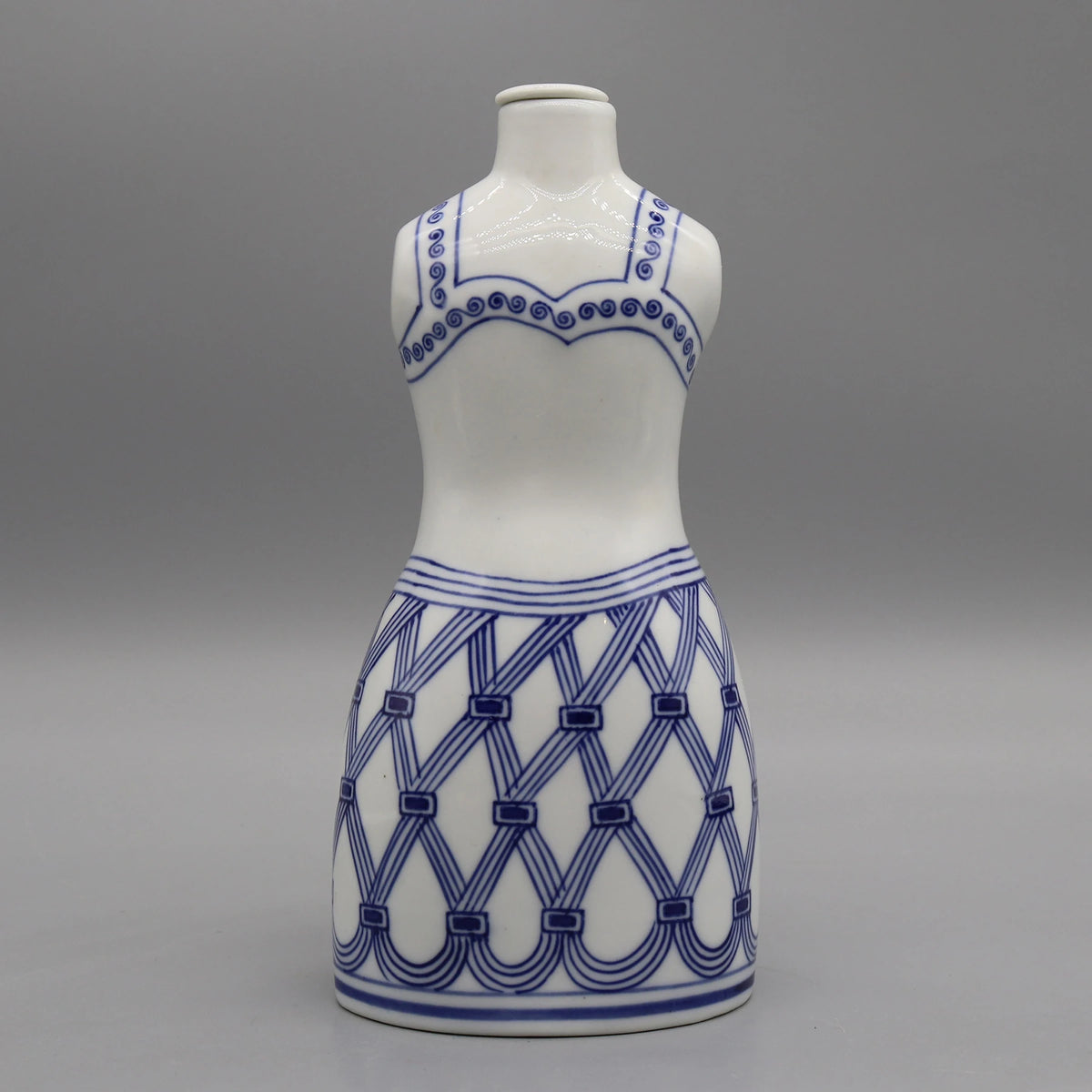 Une forme de vase décorative blanche et bleue avec un motif géométrique abstrait