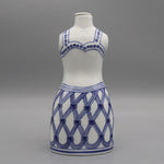 Une forme de vase décorative blanche et bleue avec un motif géométrique abstrait