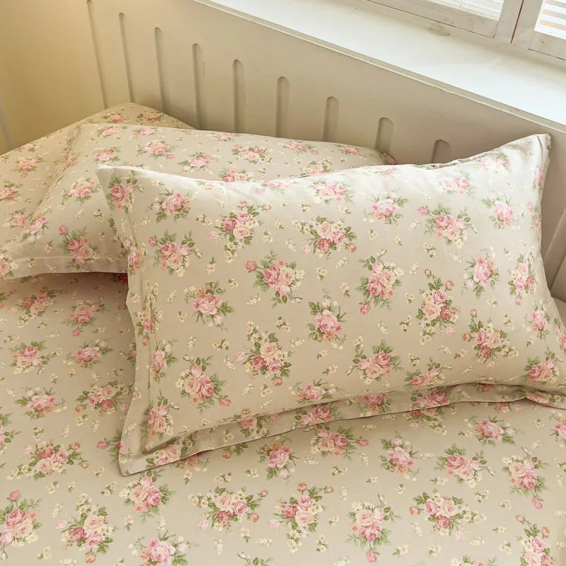 Joli ensemble de literie avec un motif floral vintage élégant sur un fond crème.
