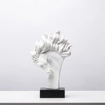 statuette cheval stylisé crinière ondulée moderne transparente doré blanc base carrée noire décoration maison