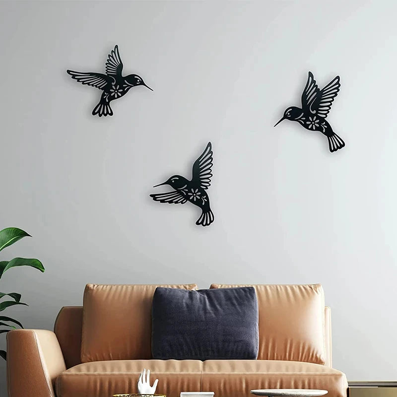 Colibri noir dans un salon moderne