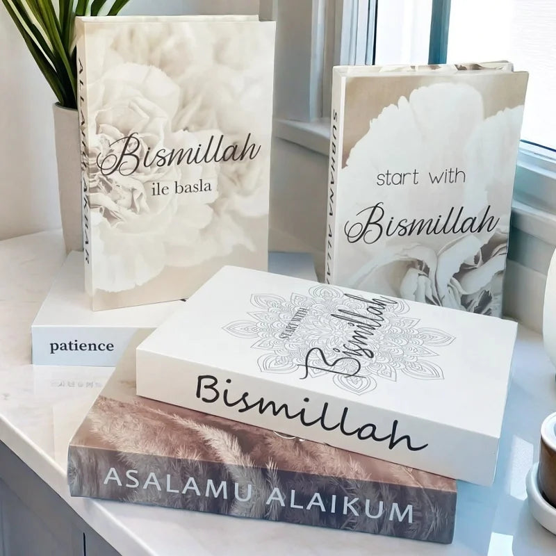 Livre décoratif posé sur une table basse dans un salon