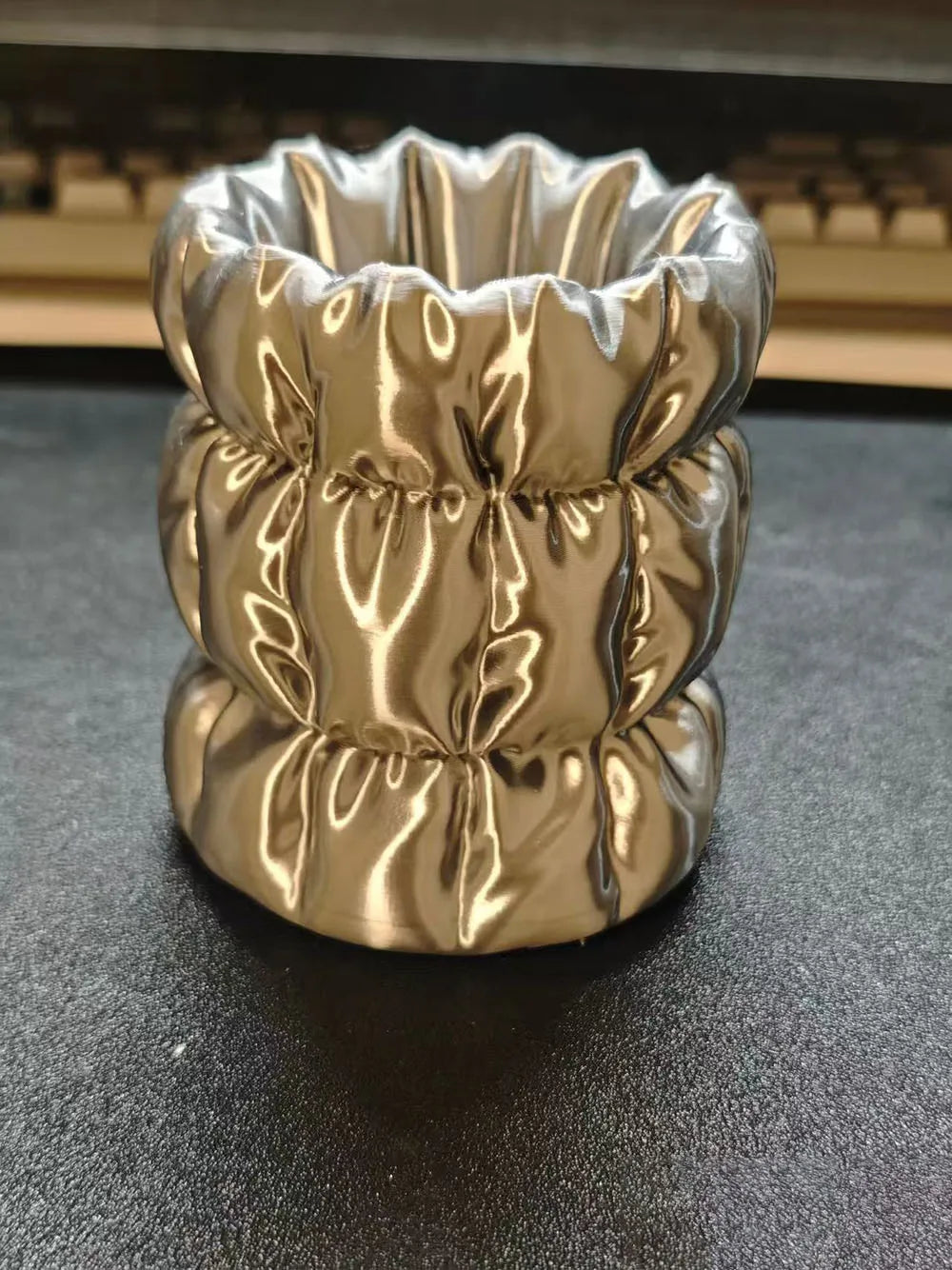 support rangement moderne pot cosmétiques blanc rose élégant satiné plissé multifonction plastique respectueux environnement