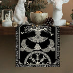 L'image montre une belle décoration murale en noir et blanc, ornée de motifs ethniques et de symboles mystiques, tels qu'un arbre de vie stylisé et des oiseaux. Cet élément décoratif semble s'intégrer harmonieusement dans un intérieur cosy et naturel.