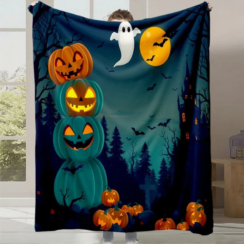 Tenture murale d'Halloween avec des citrouilles sculptées, un fantôme, une lune et des chauves-souris dans un paysage forestier nocturne.