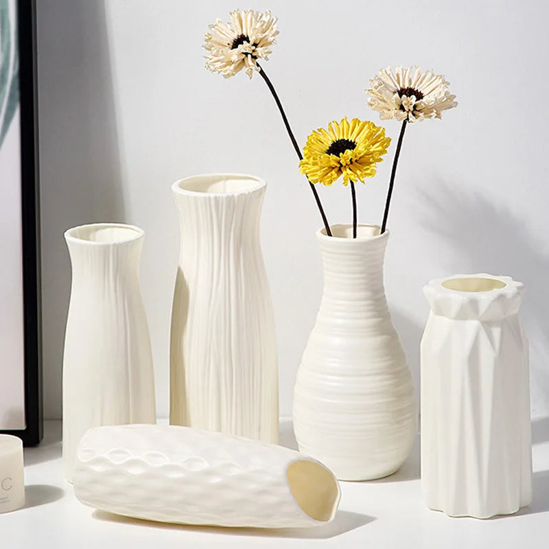 vase moderne blanc rayures horizontales fleurs artificielles variées décoration intérieure table