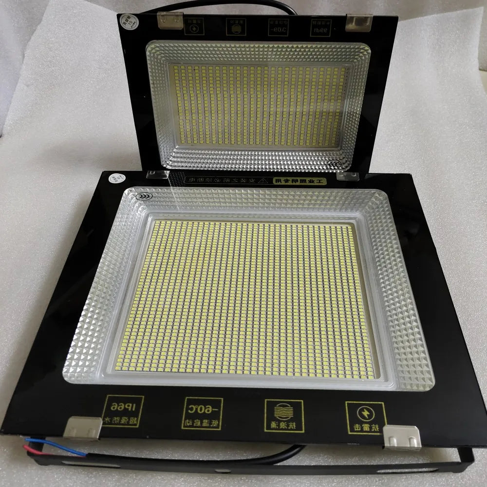projecteur led 220v 500w 600w industriel moderne surface texturée ventilée fixations métalliques