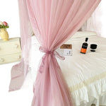 Une chambre romantique avec des rideaux rose pâle doux et flottants, créant une atmosphère sereine et délicate.