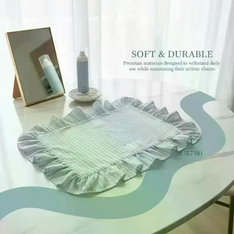 tapis table classique rayures horizontales bleu clair blanc bordure frisée assiette tasse livre crème