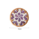 tapis tasse bohème motifs floraux assiettes décoratives cercles colorés bord marron tresse artisanal table