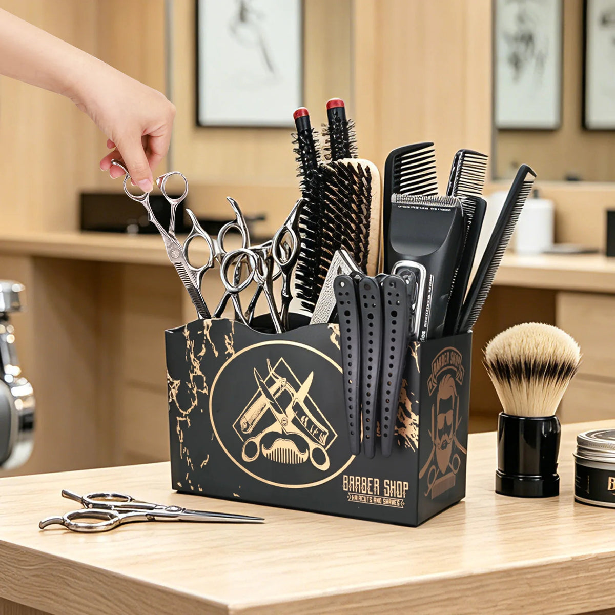 rangements outils coiffeur noir or motif graphique moderne ciseaux peignes rasoirs miroir brosse barbe